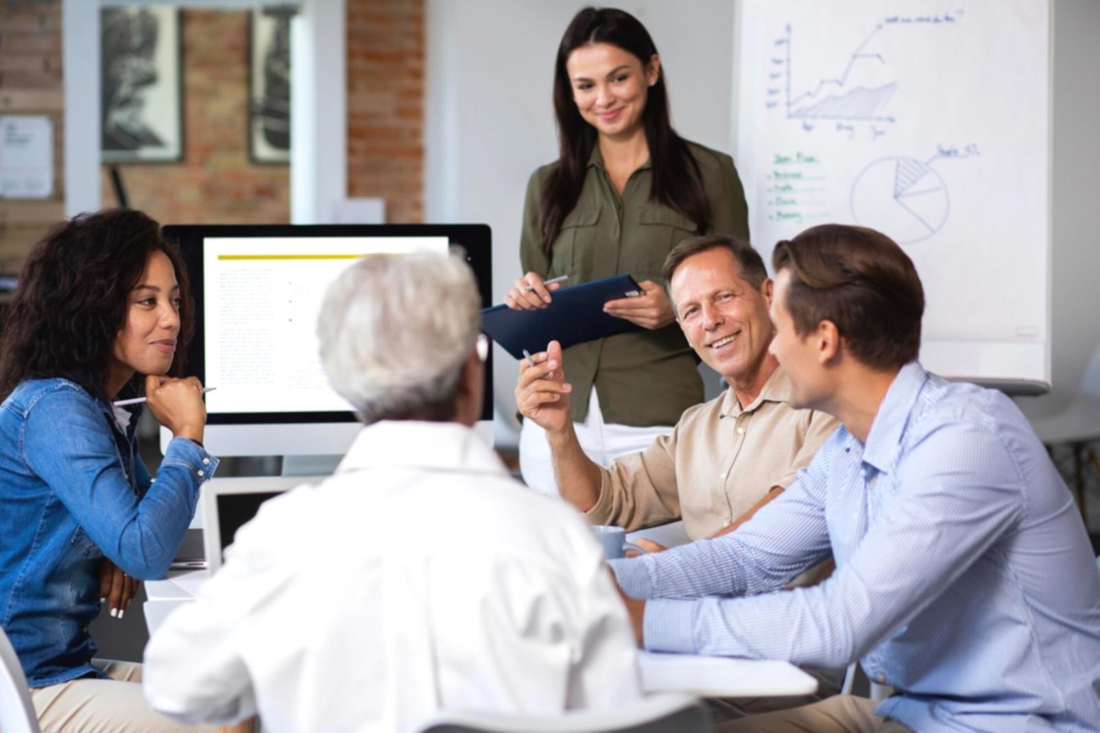 Finanzberatung Gespräch in modernem Büro