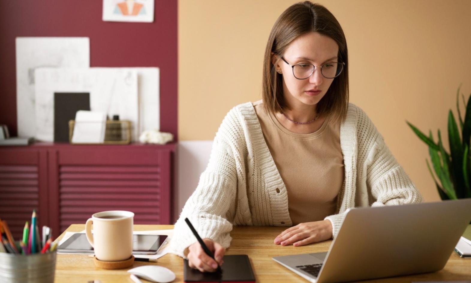 Moderne Büroumgebung mit Fokus auf strategische Planung