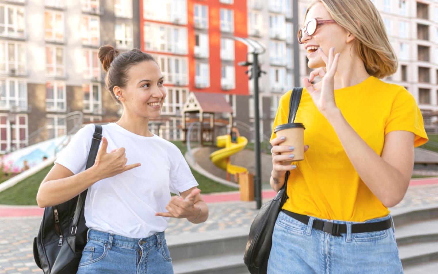 Technologie-Arbeitsplatz mit Datenanalyse und Finanzdiagrammen